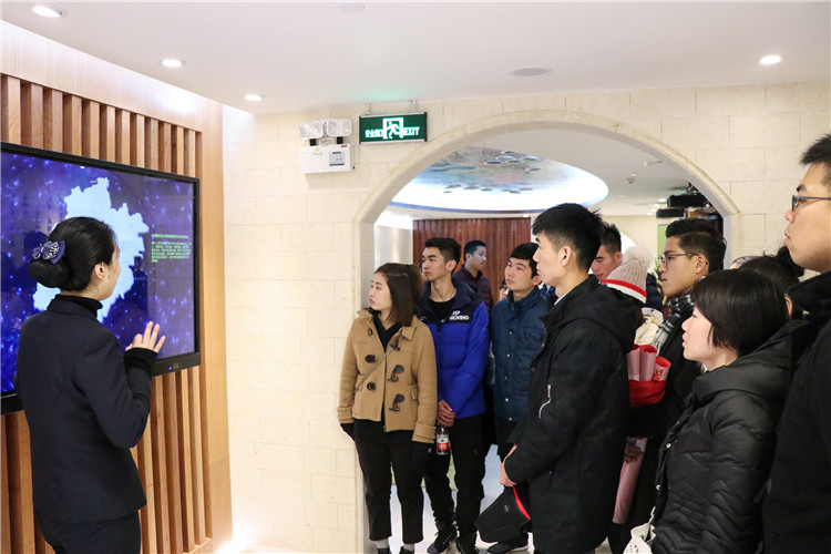 福建师范大学协和学院经济与法学系寒假实践队参观中国银行行史馆(1).jpg