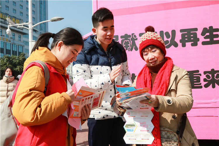 福建师范大学协和学院经济与法学系寒假实践队队员向路人介绍防诈骗知识 林小毳摄(5).JPG