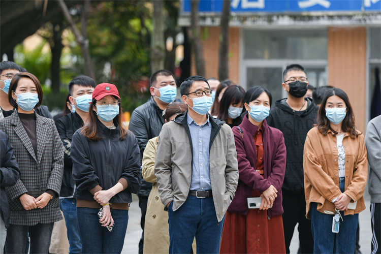 20220321疫情防控演练 学生老师领导认真观看演练 林响摄 (2).jpg