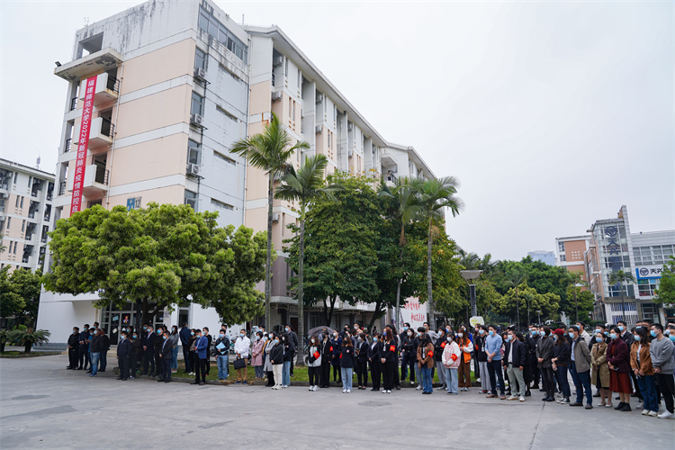 20220321疫情防控演练 学生老师领导认真观看演练 林响摄 (1).jpg