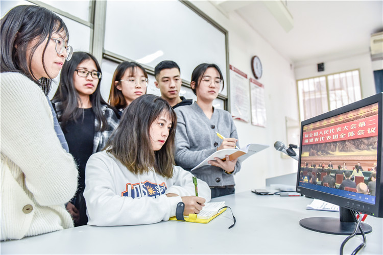 20190310 信息技术系学生组织观看新闻联播,并认真记录<span class=