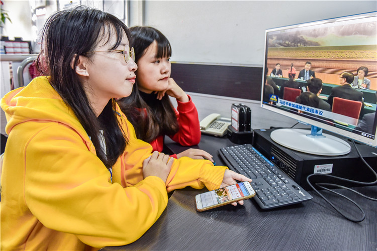 20190310学生记者观看新闻联播直播,关注习近平总书记参加福建代表团审议-林响摄-2.jpg