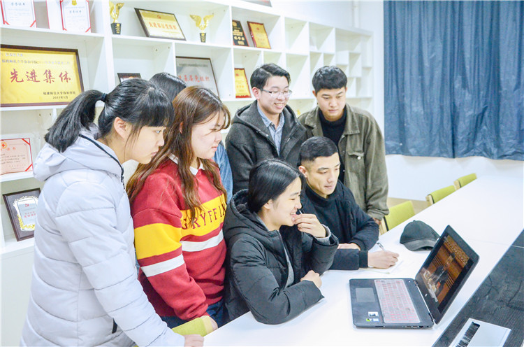20190310 信息技术系学生组织观看新闻联播,并认真记录<span class=