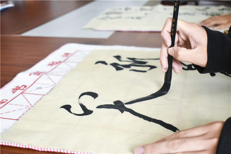 活动现场 学生在书写毛笔书法 苏其凡摄 (2).JPG