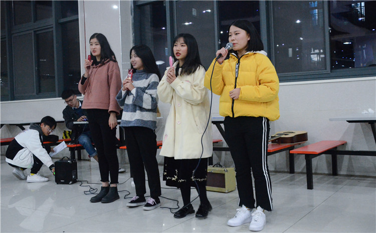 20171222除包饺子外,还有精心准备的才艺表演 陈漫摄.jpg