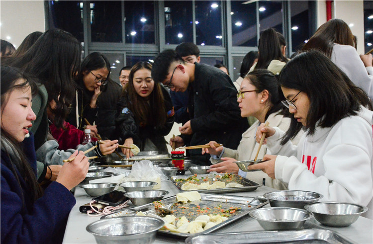 20171222同学们围成一桌 格外认真地包饺子 陈漫摄.jpg