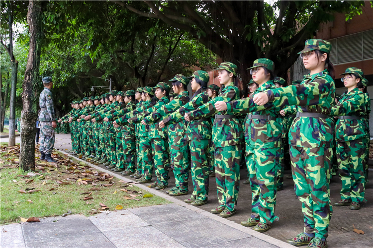 20211108福建师范大学2020级学生军训开训式 赖燕萍(见习记者)摄.jpg