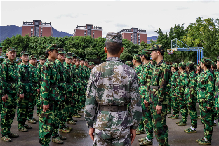20211108福建师范大学2020级学生军训开训式 赖燕萍(见习记者)摄 (2).jpg