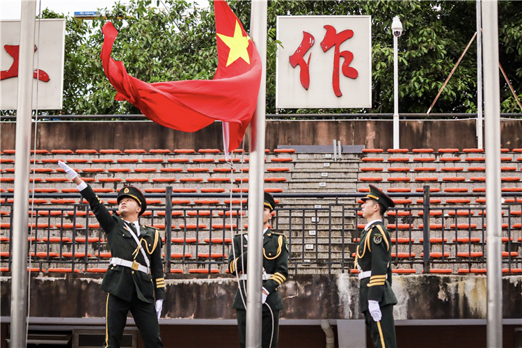 20211108福建师范大学2020级学生军训开训式升旗仪式 谢宁静摄 (5).jpg