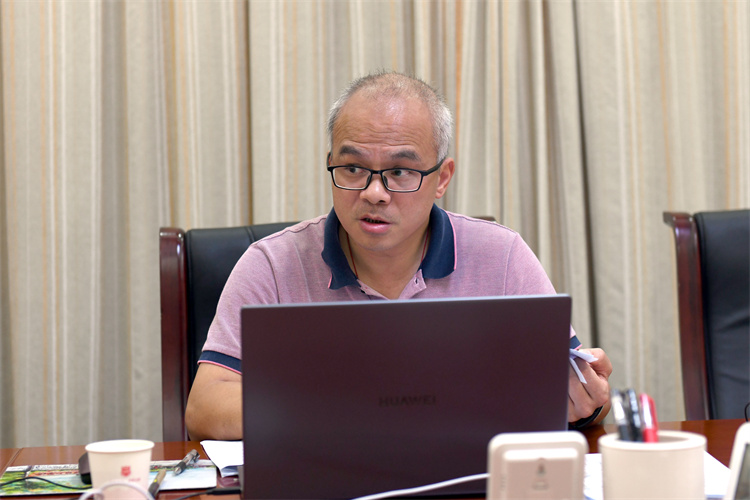 20210820学院党委中心组召开扩大学习会学习研讨《习近平在福建》访谈实录 林响摄 (1).JPG