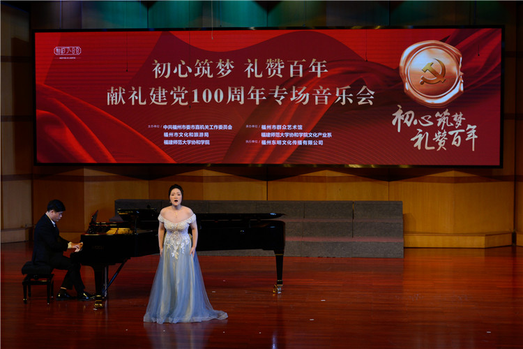 女高音独唱《父亲的草原母亲的河》杨竞雯摄.jpg