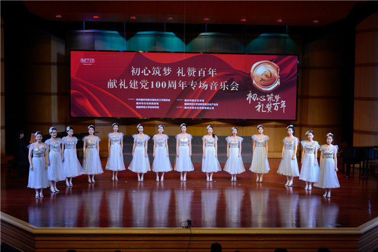 女声小合唱《爱的奉献》 杨竞雯摄