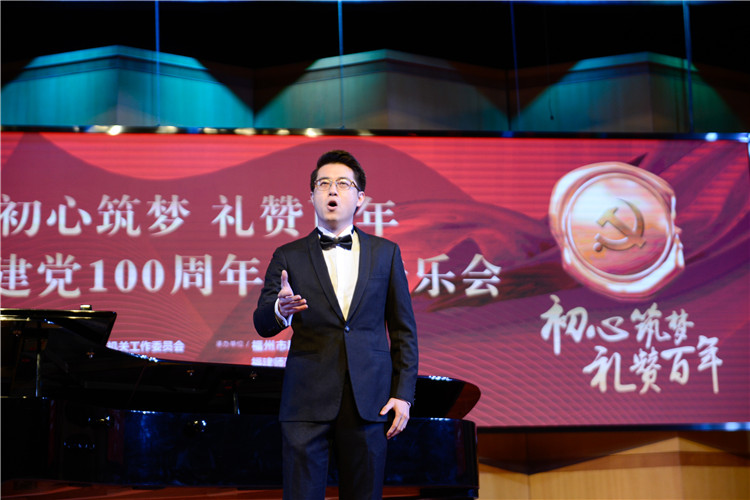 男中音独唱《滚滚长江东逝水》杨竞雯摄.jpg