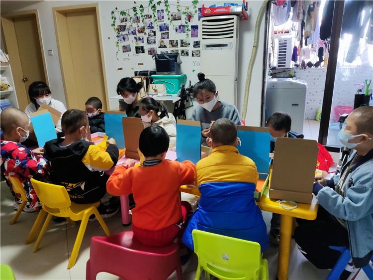 图为志愿者开展手工小课堂.jpg