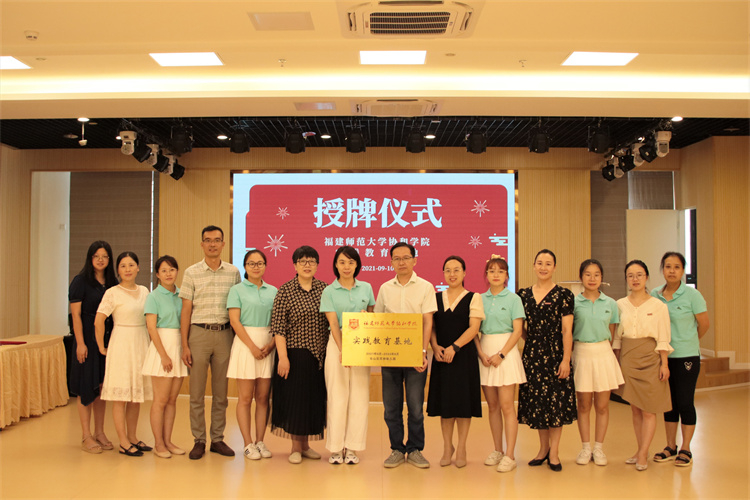20210910 授牌签约大合影 周隽怡 摄 - 副本.jpg