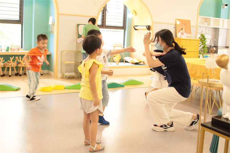 20210910 学前同学与孩子们玩游戏 周隽怡 摄 - 副本.jpg
