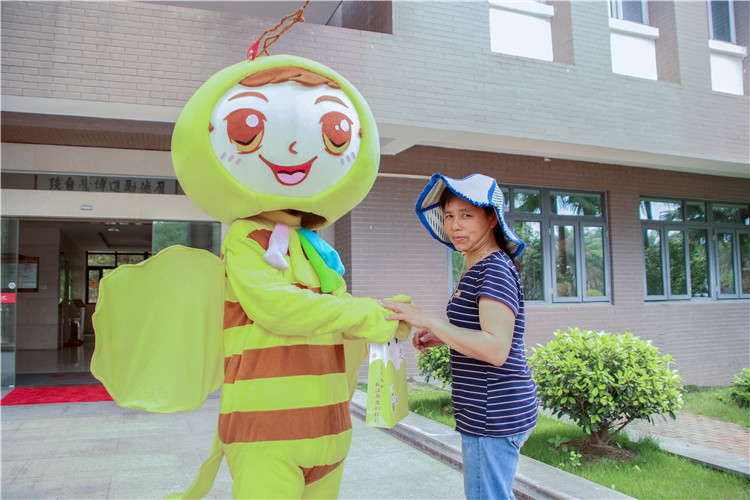 2019430 绿化阿姨与小黄衫的合照 摄影人 曹奥强.jpg