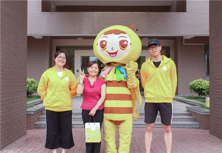2019430 保洁阿姨与小黄衫的合照 摄影人 曹奥强.jpg