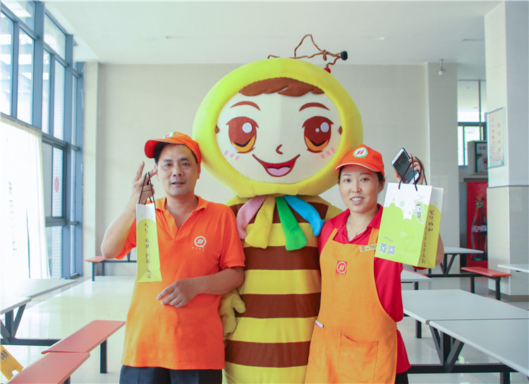 2019430小黄衫与食堂一楼的叔叔阿姨一起拍合照 摄影人 曹奥强.jpg