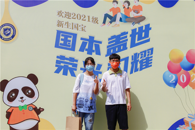 20210905 “21在协和,遇见爱意”国际教育学院迎新现场 新生与志愿者合影 刘梦卿摄_副本.jpg