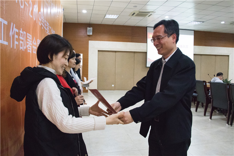 陈晓斌副书记为通讯员老师颁发证书吴婧摄.jpg