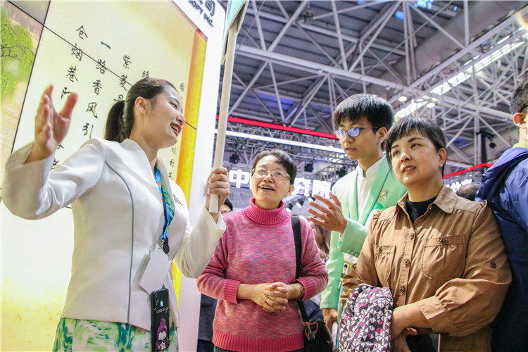 20190508第二次数字中国峰会 峰会志愿者正在解说展馆的特点 摄影人 曹奥强.jpg