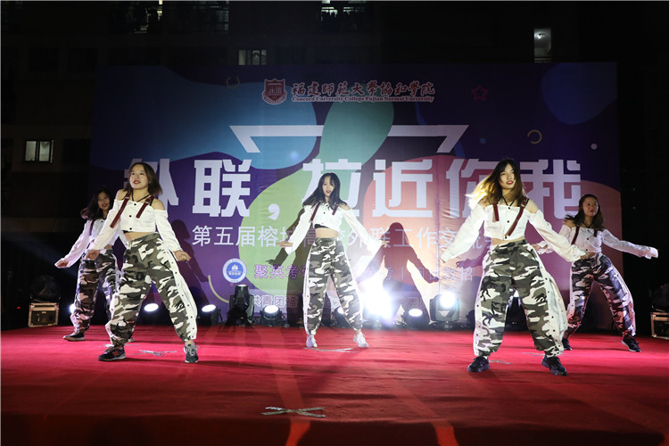 20181020江夏学院DNA街舞协会在表演街舞 洪紫萍.JPG