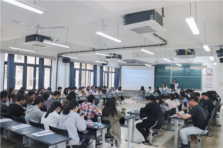20181020 学院外联部成员正在对本次工作进行讨论 吴茹冰摄 (13).JPG