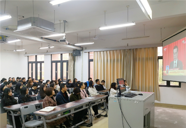 20190305 经济与法学系师生共同观看十三届全国人大二次会议开幕式 翁振松摄 (3).jpg