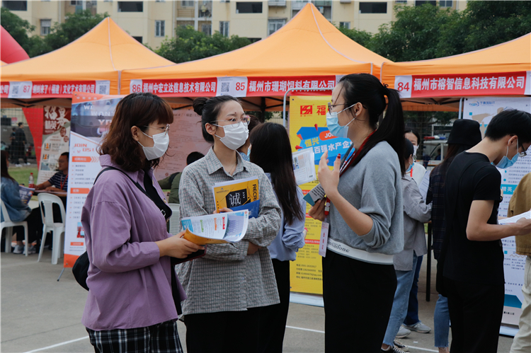 20201120福建师范大学协和学院2021届毕业生校园系列招聘会 企业向毕业生介绍职位信息 洪惠婷摄 (4).jpg