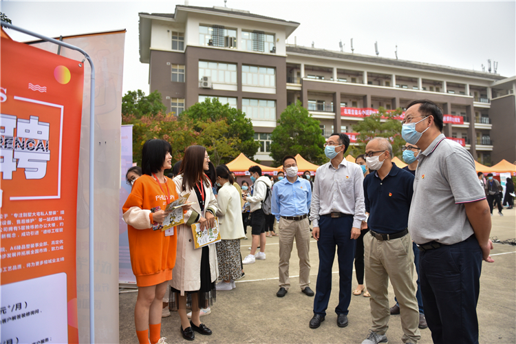 20201120学院招聘会 青年人才开发中心专场 刘宝飞摄-40.jpg