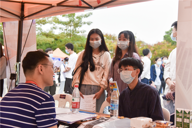 20201120学院招聘会 青年人才开发中心专场 刘宝飞摄-43.jpg