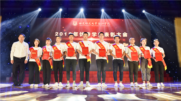 20190515学院举办纪念五四运动100周年暨2019年优秀学生表彰大会 林响摄 (21).jpg