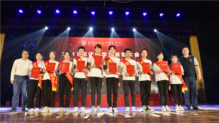 20190515学院举办纪念五四运动100周年暨2019年优秀学生表彰大会 林响摄 (13).jpg