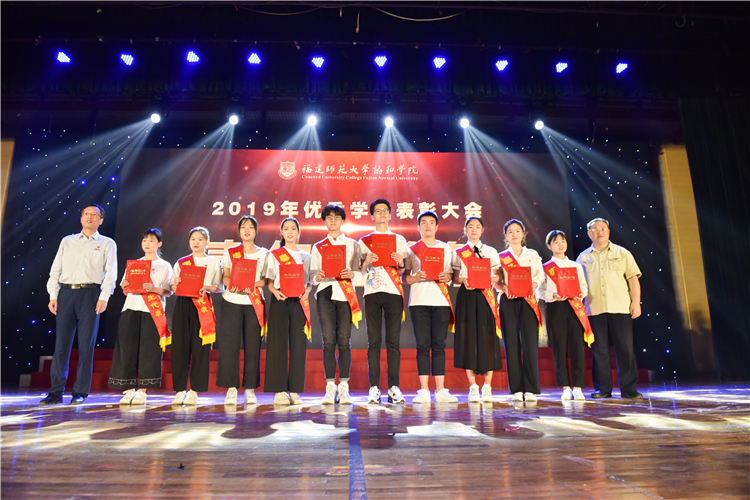 20190515学院举办纪念五四运动100周年暨2019年优秀学生表彰大会 林响摄 (17).jpg