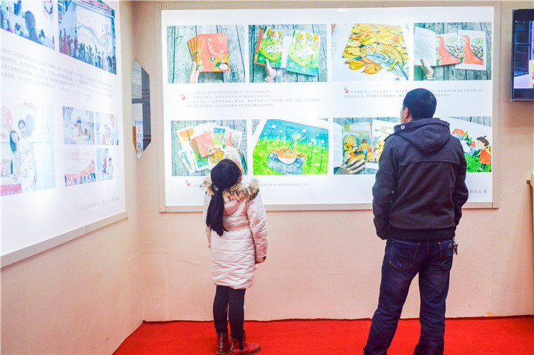 20171216 一对父女正在参观符文征老师的画展 郑皓芳摄.JPG