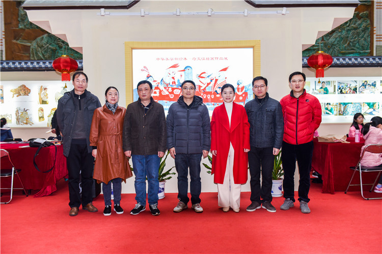 20171216符文征老师与副院长王进安和各观展老师合影.JPG