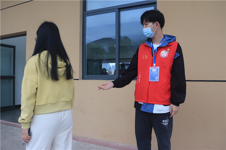 20220324苏锦德引导学生进行核酸检测 鄢志平摄.jpg