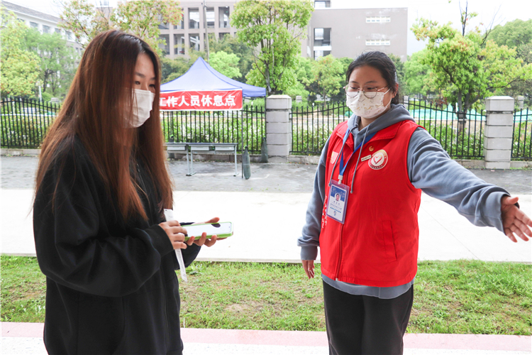 20220324李龙凤引导学生核酸检测 朱琳 摄.jpg